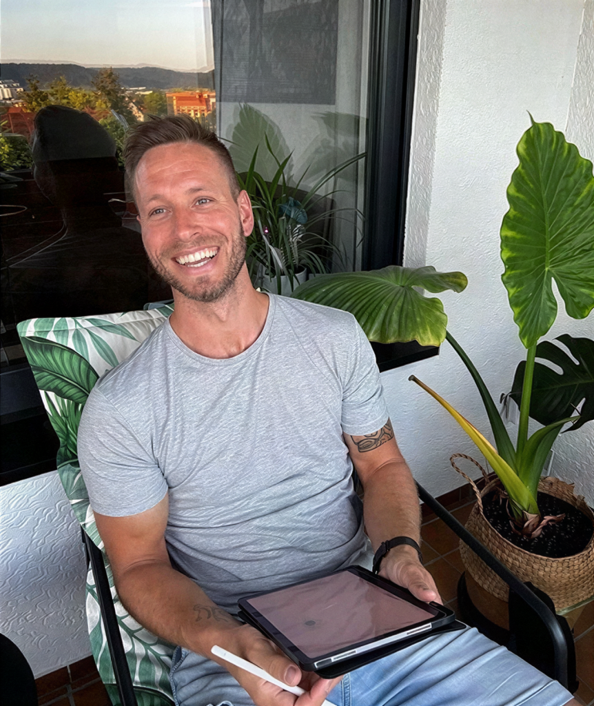 Bild von Markus mit einem IPad in der Hand